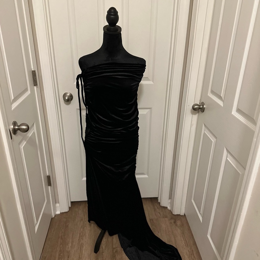 Elegant Black Ruched Strapless Cocktail Gown
